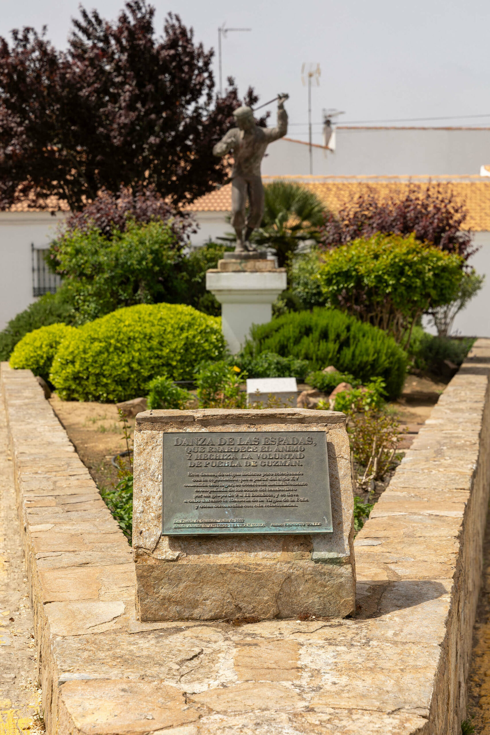 PG10,puebla-de-guzman-estatua-al-danzador-4